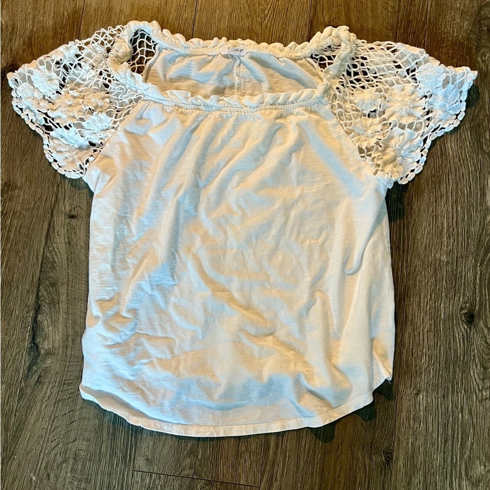 Eyeshadow White Off Shoulder Top with Crochet Lace Sleeves Size M EUC designer​​